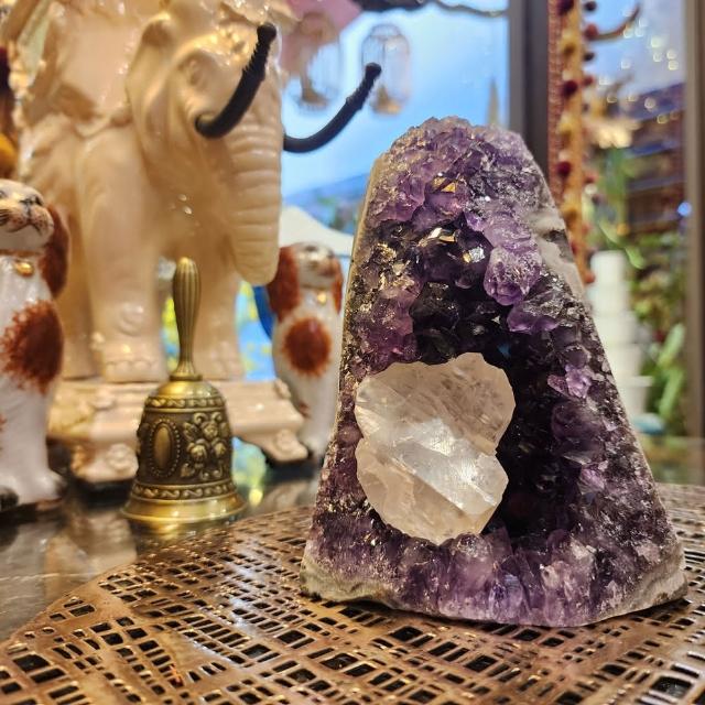 藍夜水晶】烏拉圭異象紫晶鎮1592g(紫晶洞開運招財風水擺件共生