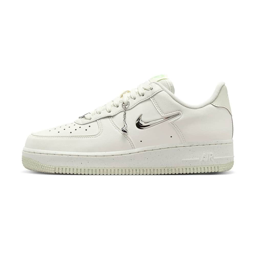 【NIKE 耐吉】NIKE AIR FORCE 1 AF1 金屬 液態 銀 小勾 淡綠色 女鞋 / FN8540-100