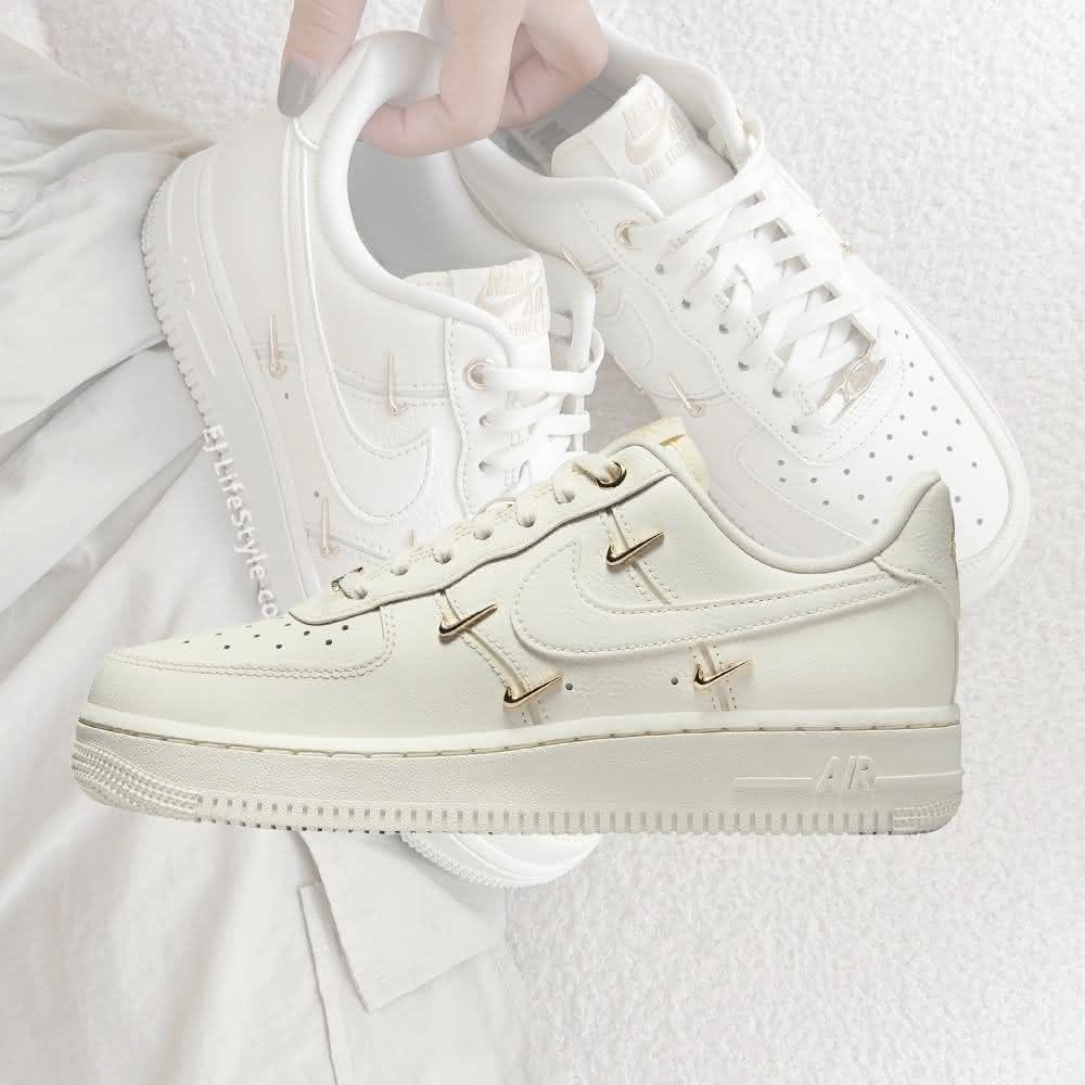 【NIKE 耐吉】NIKE AIR FORCE 1 AF1 小金勾 四勾 牛奶白 乳白色 小白鞋 女鞋 FV3654-111