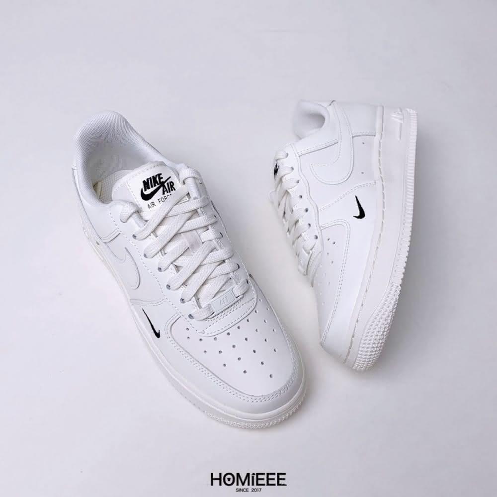 NIKE 耐吉】Homieee Nike Air Force 107 ESS 奶白色刺繡小勾女鞋HF1058-133