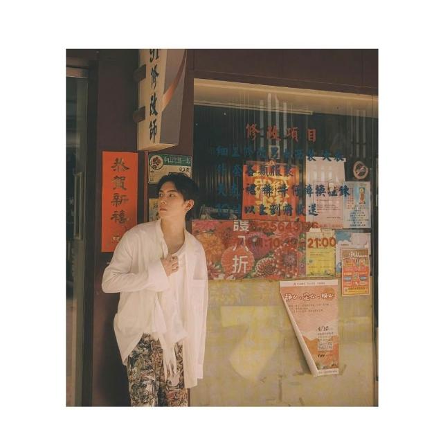 『楊 宇騰YU』 2st写真集❣️ Amazon.co.jp: 写真集 楊宇騰YU寫真集 x 黄中平：光影之間 ＜特