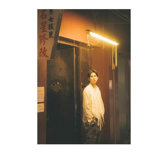 『楊宇騰YU』 2st写真集❣️　\r
 『特装版　光影之間』 Amazon.co.jp: 写真集 楊宇騰YU寫真集 x 黄中平：光影之間 ＜特