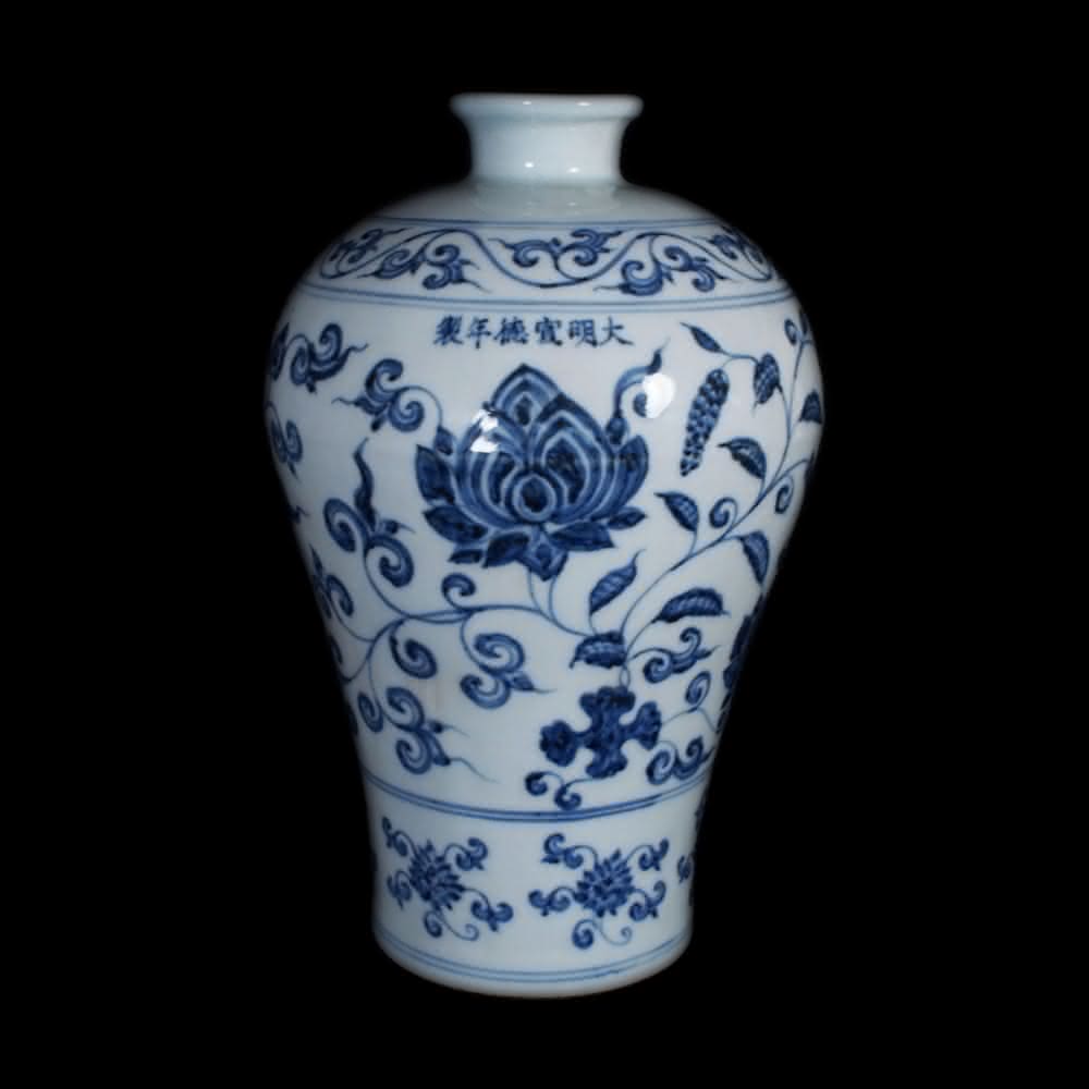 明・成化年製款・古陶磁器・青花纏枝風紋梅瓶』極細工・