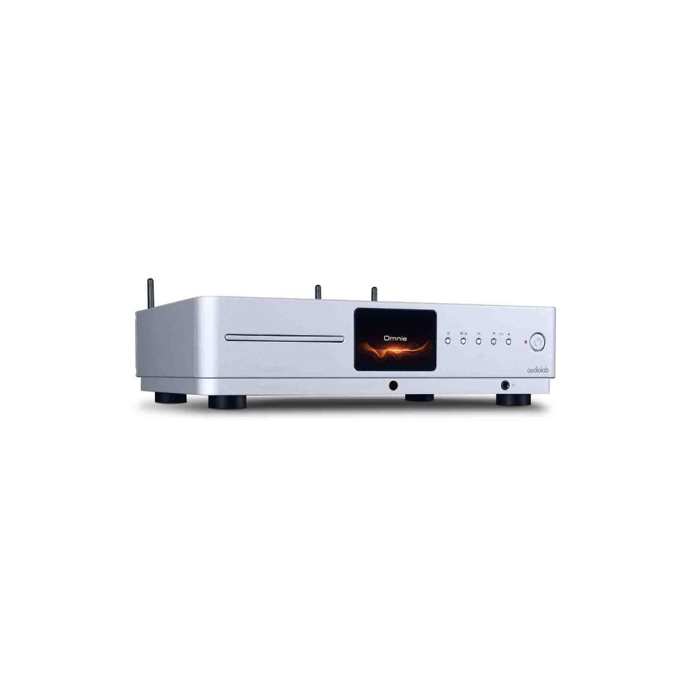 Audiolab Omnia 是英國專業音響品牌的銀色系立體聲擴大機，尺寸 440 x 156 x 327 mm，重量僅 9.1 kg，支援 WiFi 和藍芽連線，適合居家娛樂。產自其他國家，電源供應 110V，附原廠配件，提供 1 年保固。完美結合高品質音效與現代無線技術，讓您輕鬆享受立體聲音樂體驗。