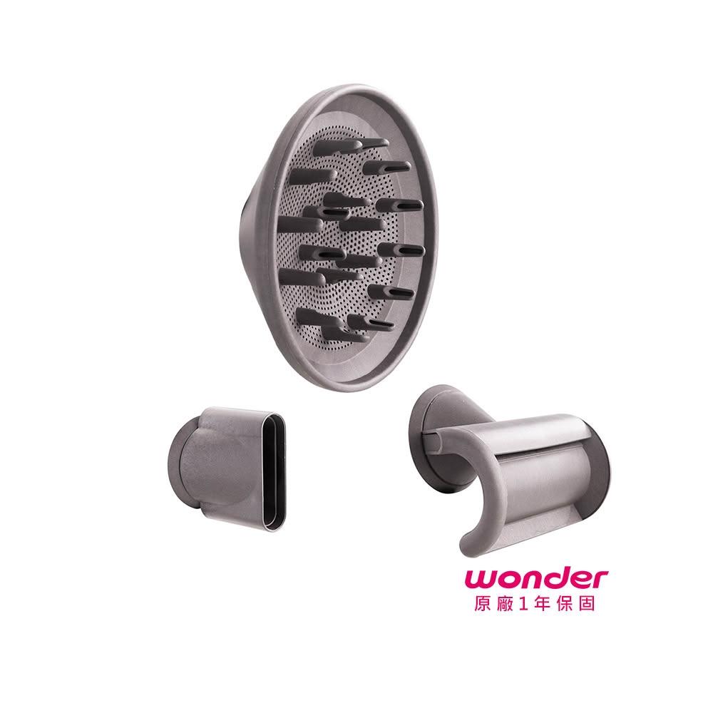 ISITO IS-23E09D ISITO IS-23E09D 吹風機採用中國製造,白色設計輕巧僅0.5kg,尺寸248x78x98mm,支援110V/60Hz電壓及1000W以下功率。三段溫度四段風速調整,配備可拆式特殊吹嘴及造型吹嘴,附主機、收納袋,BSMI R33599認證,1年保固,適合日常造型使用,提升頭髮護理效率。