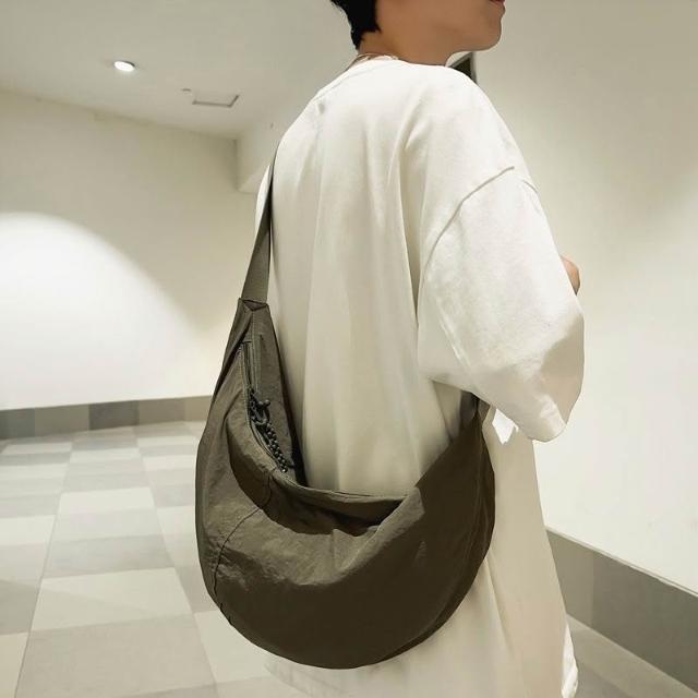 帆布弧形肩背包側背包大容量斜背包日系流浪包斜跨包單肩包半月包 帆布弧形肩背包側背包大容量斜背包日系流浪包斜跨包單肩包半月包