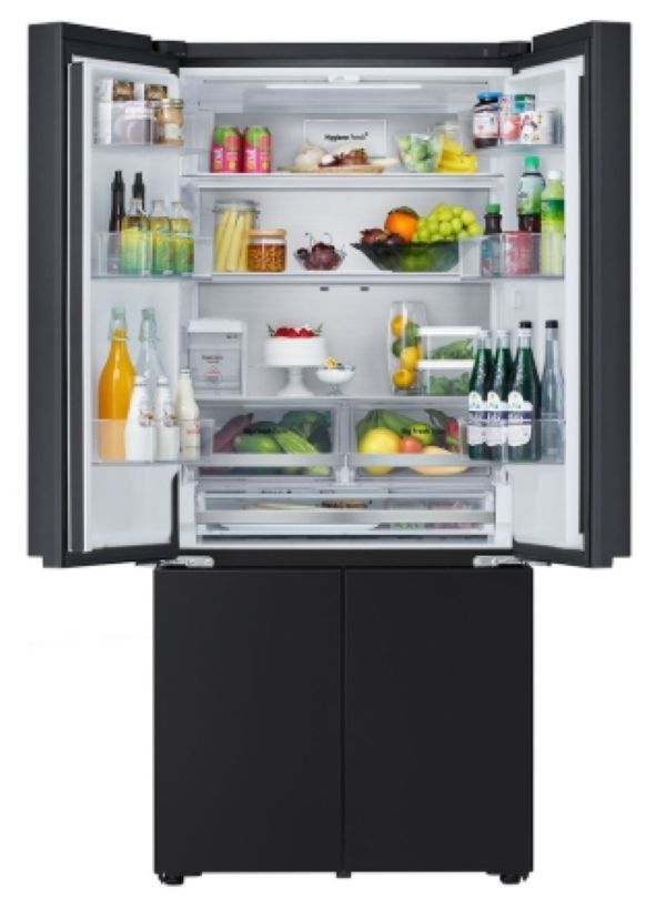 LG樂金 GV-NB61BG 四門冰箱採用變頻馬達，提供高效節能表現，容量達600公升以上，適合大家庭使用。黑色系外觀時尚，尺寸835 x 1860 x 736 mm，重142KG，能源效率第1級並獲節能標章認證。支援左右開門設計，產自中國，環保冷媒依原廠公告，全機及壓縮機保固1年，含基本安裝服務，BSMI許可字號R3A062。