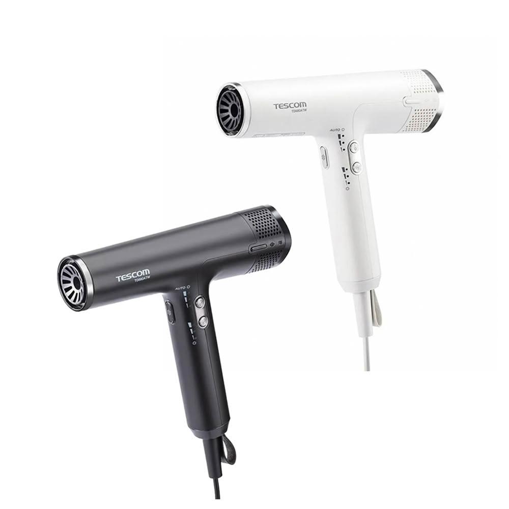  TESCOM TD880TW（白色）負離子吹風機，尺寸227 x 174 x 50 mm，重量僅375g，輕巧好握。支援四段溫度與四段風速調整，功率1200W（AC 110V），配備集中吹嘴、造型集風寬吹嘴及捲髮烘罩等配件。具負離子功能，幫助護髮保濕，機身不可折疊，無國際電壓，中國製造，BSMI許可R31310，享1年保固。適合日常造型與專業使用，提升頭髮光澤與順滑。 