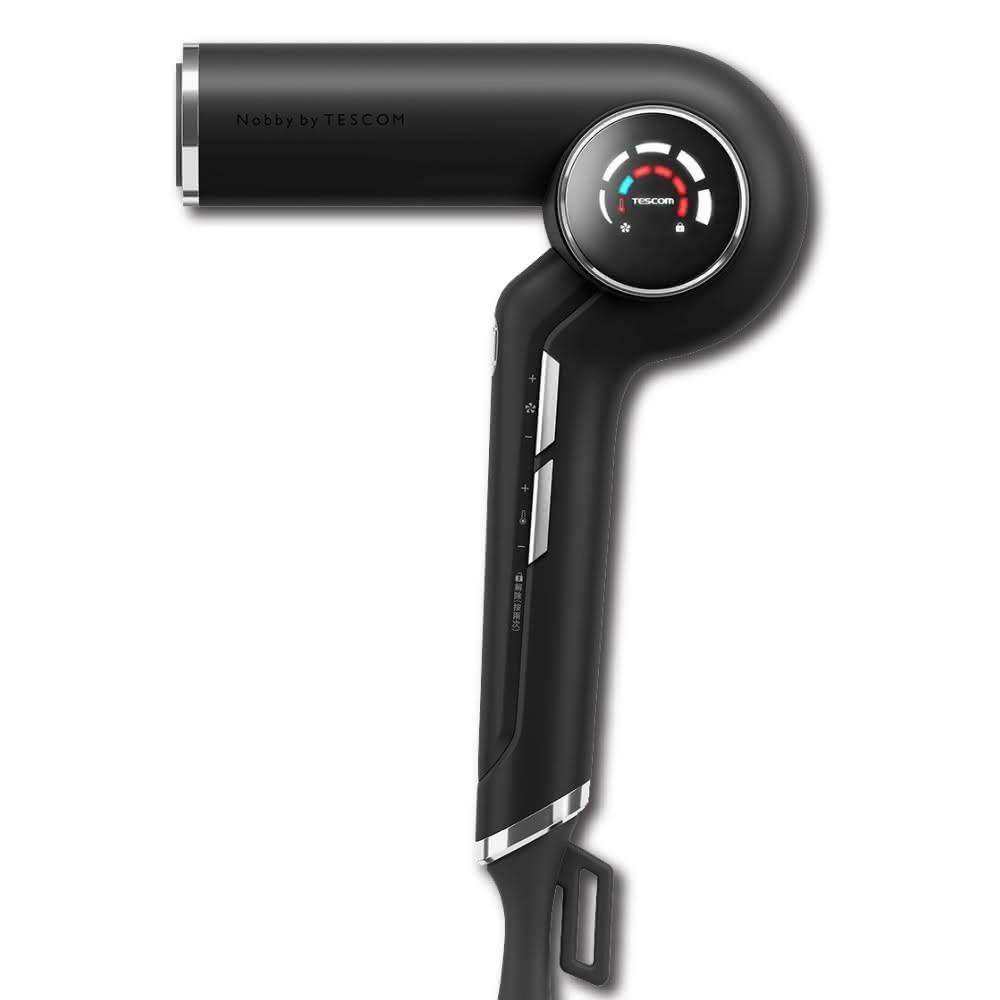 【Nobby by TESCOM】NIB3800ATW 日本專業沙龍級離子吹風機，採用負離子科技修護秀髮，減少靜電與毛躁，提供冷風功能與可拆式濾網易清潔。1500W強勁功率，五段以上風速與溫度調節，附整髮烘罩、集風吹嘴與吹風筒配件。電線長3M，適閤家用與專業使用，AC110V 60Hz，1年保固，BSMI認證（商檢字號：R31310），中國製造。