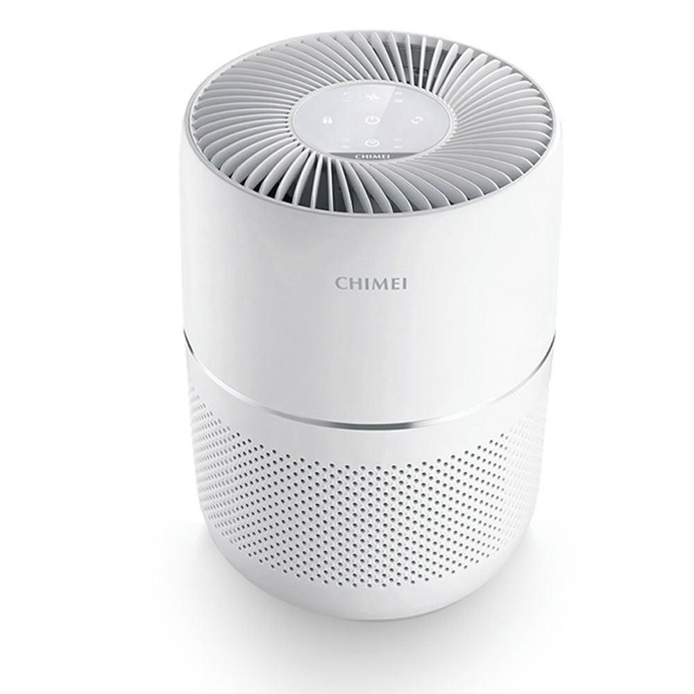  CHIMEI奇美 AP-03SRC1 空氣清淨機，360度全淨化設計搭配DC省電馬達，能源效率第1級，適合5坪以下空間使用。搭載HEPA濾網與活性碳脫臭濾網，有效去除異味與空氣汙染物。觸控面板操作簡便，具備更換濾網提醒與定時功能。機身輕巧2.5kg，尺寸寬225x深225x高310mm，電源100-240V，1年保固，BSMI認證，中國製造。 
