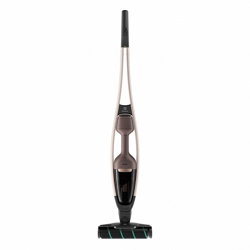 Electrolux伊萊克斯 EFS71435 無線吸塵器，採用咖啡色系設計，產自中國，支援乾濕兩用清潔，直立式與手持式兩用，0.3公升可洗式集塵筒，尺寸寬256 x 深155 x 高1097mm，重量僅6.21kg，110V電壓，充電4.5小時，具BSMI R33428認證，2年保固，提供高效無線吸塵體驗，適閤家庭日常清潔。