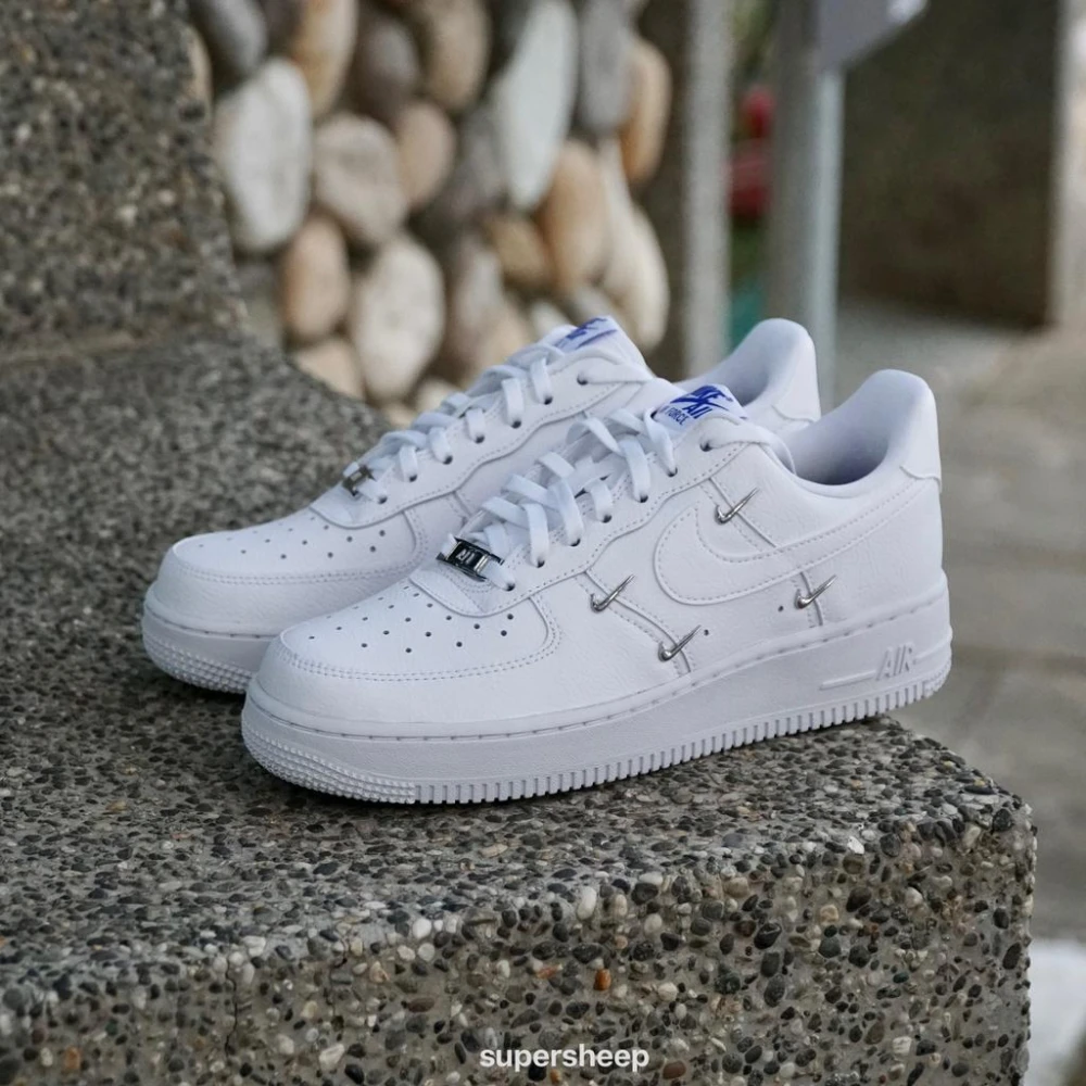 【NIKE 耐吉】Nike Air Force 1 '07 LX 白 金屬 銀鉤 銀鞋扣 女款 白 藍 CT1990-100